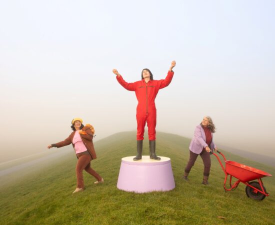 Drie personen in Het Hogeland promoten de voorstelling van project Gronings Vuur