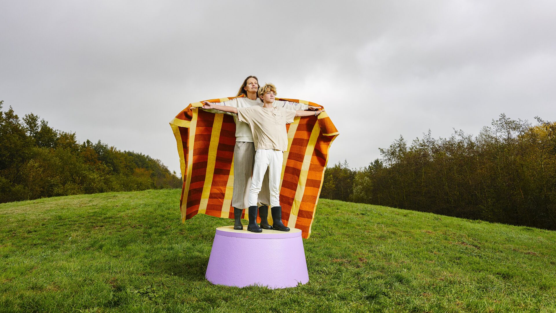 Vrouw en jongen op heuvel