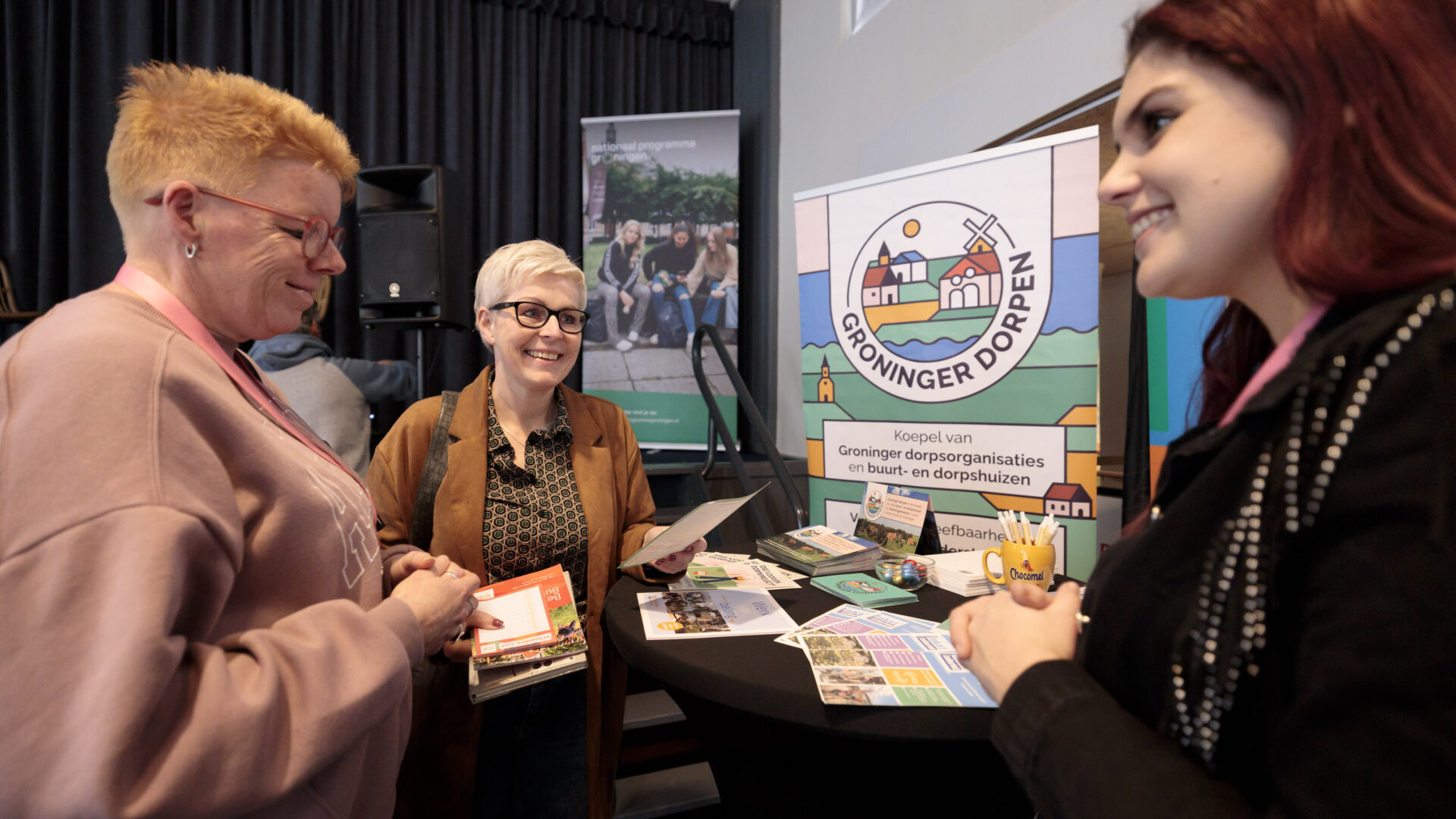 Nikki in gesprek met bezoekers tijdens de Fondsendag