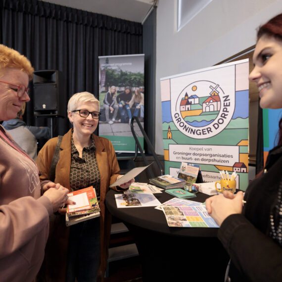 Nikki in gesprek met bezoekers tijdens de Fondsendag