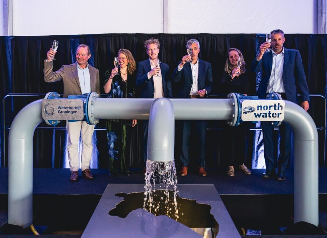 Vlnr.: Bart Combee, CEO Evides Waterbedrijf, Nadja Siersema, gedeputeerde provincie Groningen, André van Toly directeur-bestuurder Waterbedrijf Groningen, Bart Jan Hoevers, CEO Groningen Seaports, Nienke Baars, directeur Nationaal Programma Groningen en Perry van der Marel, managing director North Water proosten op de opening van de duurzame watervoorziening Delfzijl.