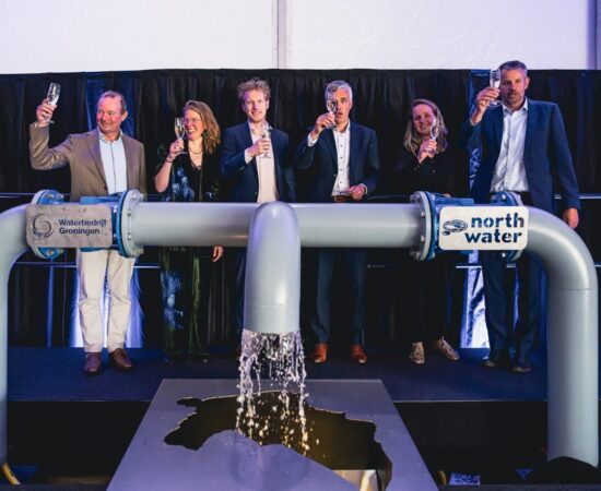 Vlnr.: Bart Combee, CEO Evides Waterbedrijf, Nadja Siersema, gedeputeerde provincie Groningen, André van Toly directeur-bestuurder Waterbedrijf Groningen, Bart Jan Hoevers, CEO Groningen Seaports, Nienke Baars, directeur Nationaal Programma Groningen en Perry van der Marel, managing director North Water proosten op de opening van de duurzame watervoorziening Delfzijl.
