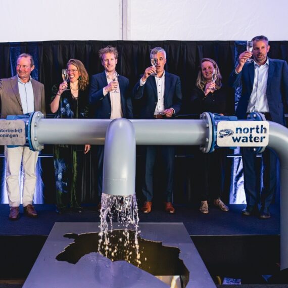 Vlnr.: Bart Combee, CEO Evides Waterbedrijf, Nadja Siersema, gedeputeerde provincie Groningen, André van Toly directeur-bestuurder Waterbedrijf Groningen, Bart Jan Hoevers, CEO Groningen Seaports, Nienke Baars, directeur Nationaal Programma Groningen en Perry van der Marel, managing director North Water proosten op de opening van de duurzame watervoorziening Delfzijl.