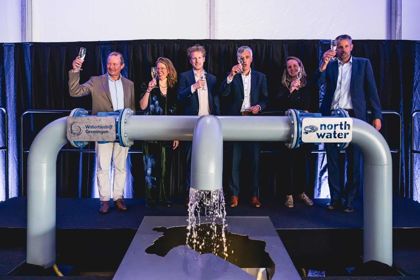 Vlnr.: Bart Combee, CEO Evides Waterbedrijf, Nadja Siersema, gedeputeerde provincie Groningen, André van Toly directeur-bestuurder Waterbedrijf Groningen, Bart Jan Hoevers, CEO Groningen Seaports, Nienke Baars, directeur Nationaal Programma Groningen en Perry van der Marel, managing director North Water proosten op de opening van de duurzame watervoorziening Delfzijl.